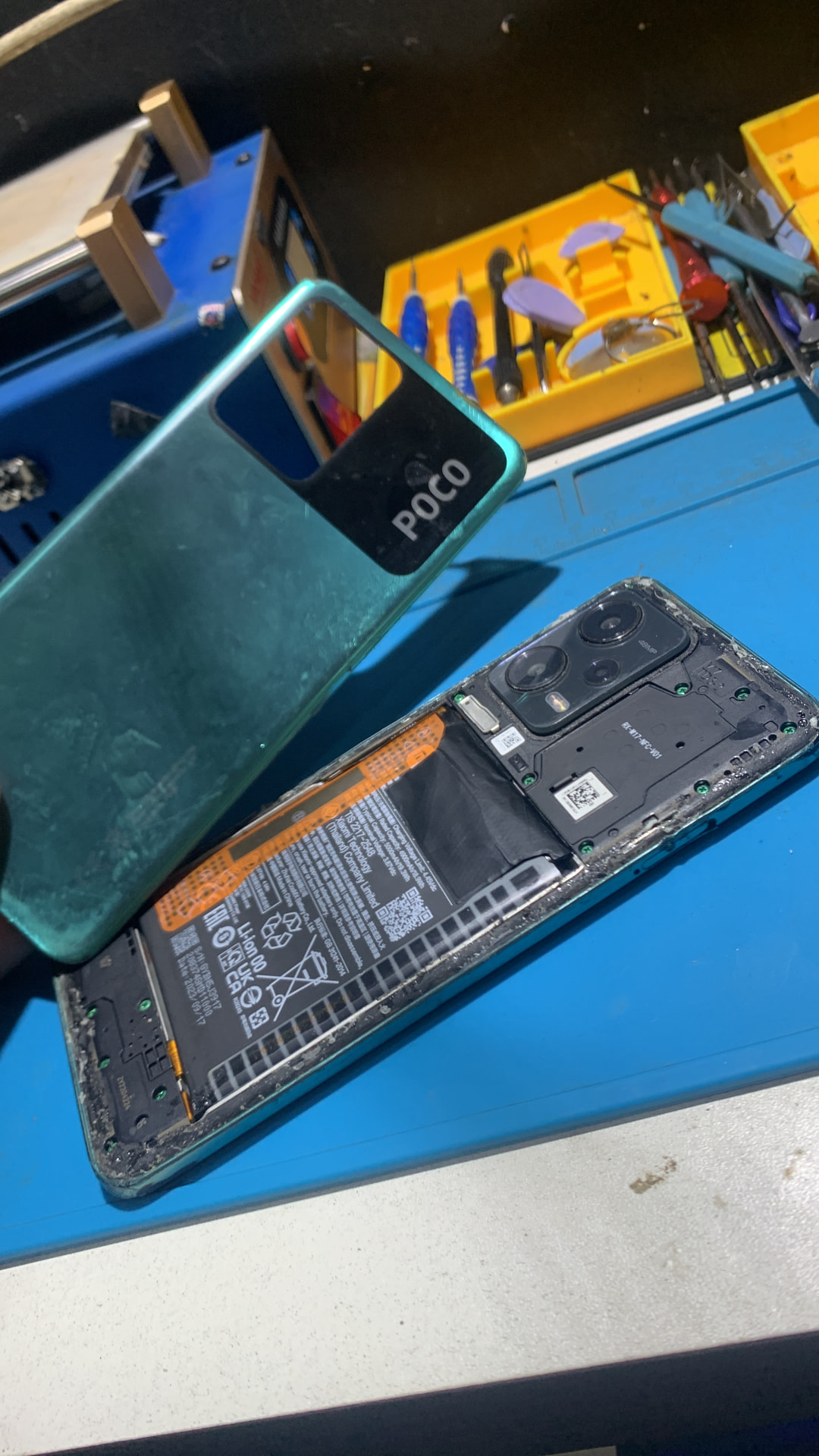 Celular aberto para troca de bateria